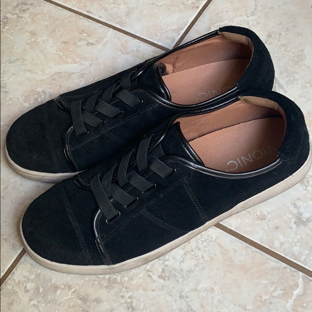 Gently worn Vionic tennis shoes.